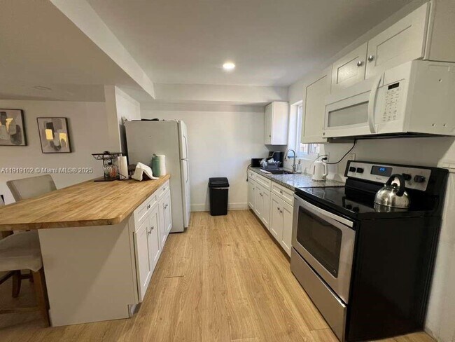 Building Photo - 1480 NE 151st St