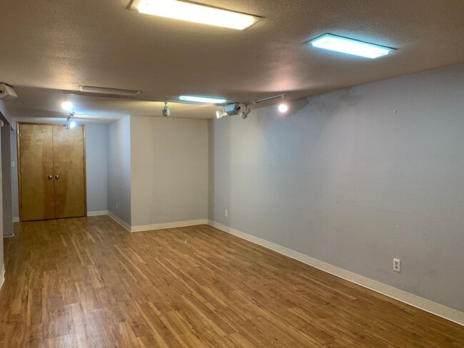 Building Photo - O1100-1106