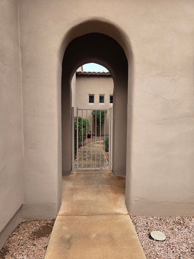 Building Photo - Furnished, Long-Term Rental - 6-12 Month Lease Option