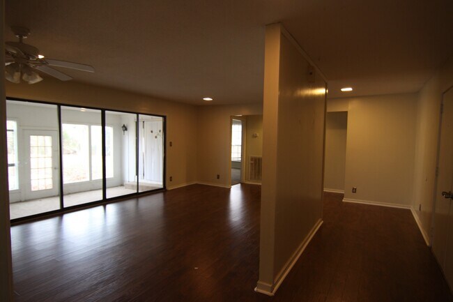 Building Photo - 2 Bedroom Home for rent in St. B Area!