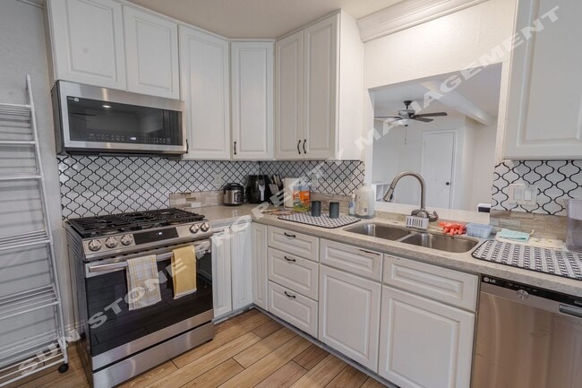 Building Photo - Luxury 4 Bed 3 bath