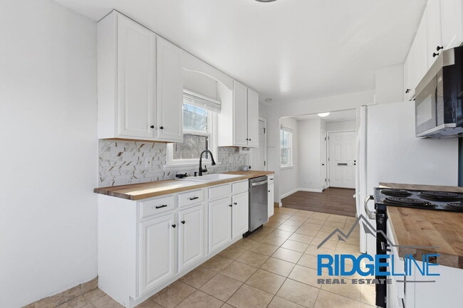 Building Photo - 2613 9th Ave S