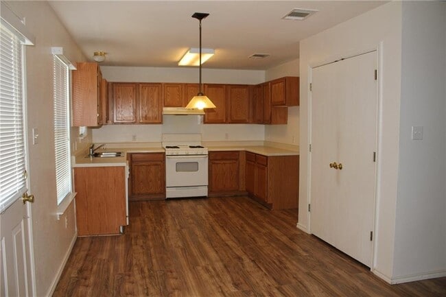 Building Photo - 107 Outfitter Dr