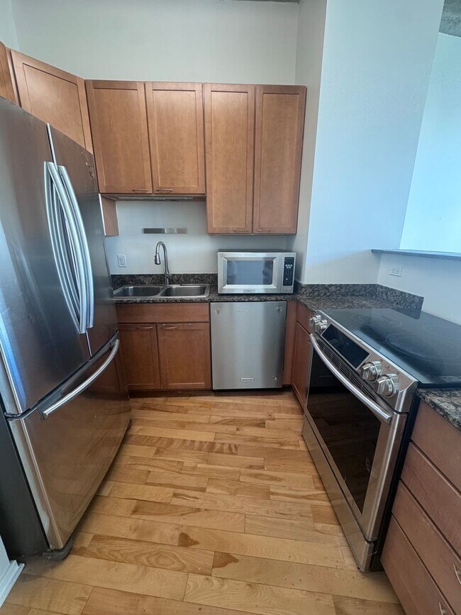 Building Photo - Luxury Living by the Lake | 2BR/2BA Condo ...