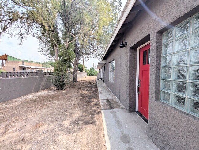 Building Photo - 1108 W San Antonio St