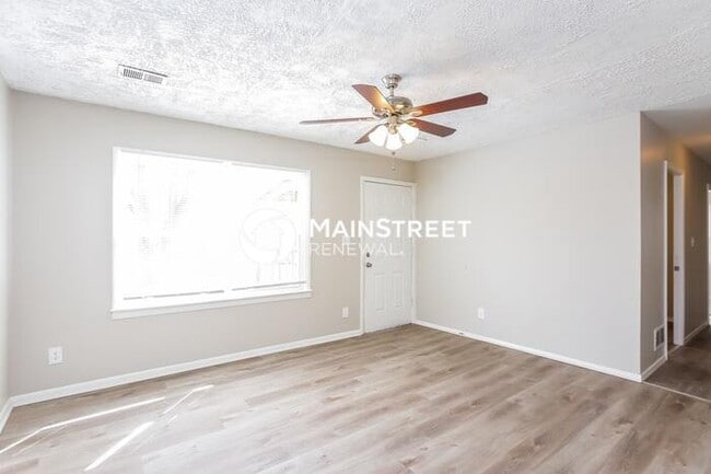 Building Photo - 4 Bedroom Pet-Friendly Home in INDEPENDENCE, MO with Main Street Renewal