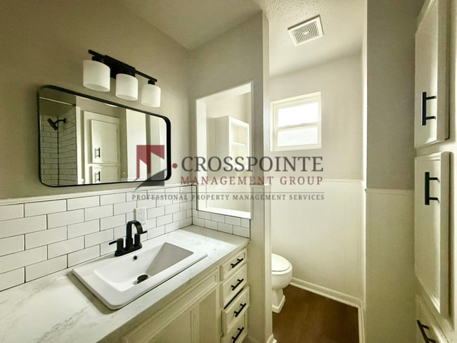 Building Photo - Bright & Modern 1-Bedroom with In-Unit Laundry