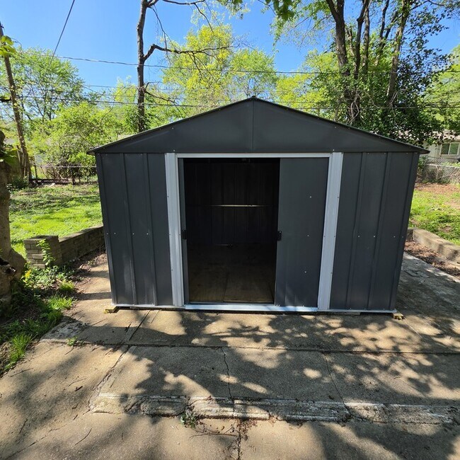 Building Photo - Beautiful 4 bedrooms and 2 full baths home located on E 113th St in Kansas City, MO