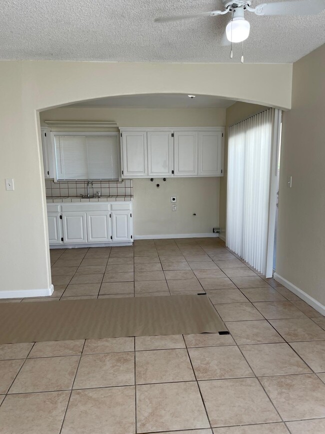 Dining area - 43826 Kirkland Ave