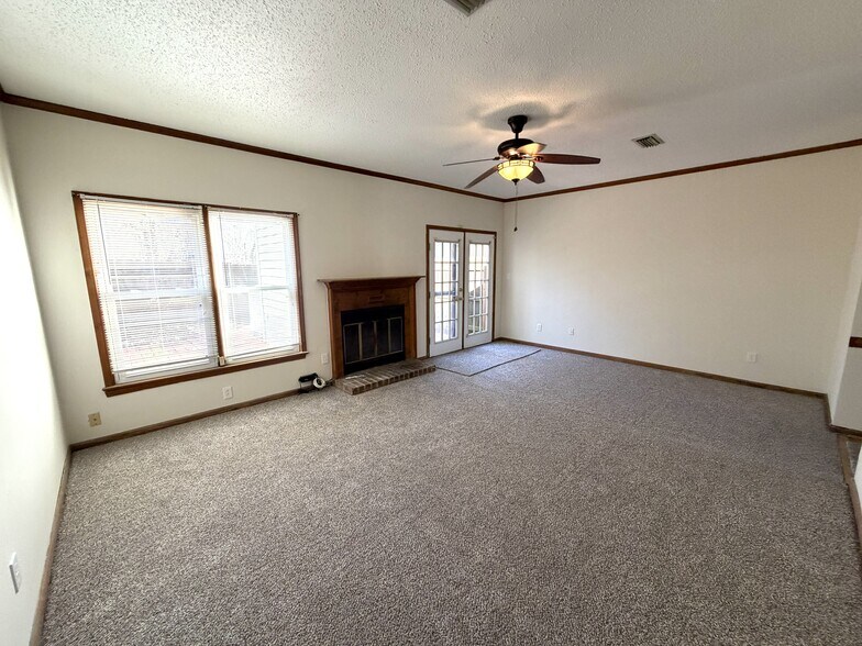 Building Photo - 1409 Sampson Ln