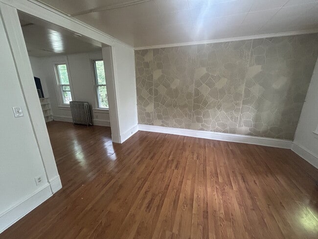 Building Photo - "Spacious 5-Bedroom Family Retreat with 2 ...