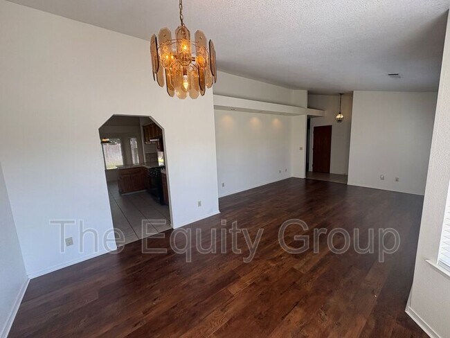 Building Photo - 5936 W Oak Ave