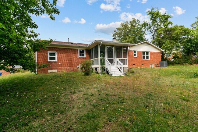 Building Photo - 4 Bedroom 2 Bath Ranch in a cul-de-sac