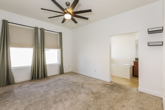 Building Photo - Spacious Condo in Downtown Long Beach!