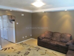 Building Photo - 2 br with bonus room!  beautiful townhouse end unit, available in April! Pet Friendly..