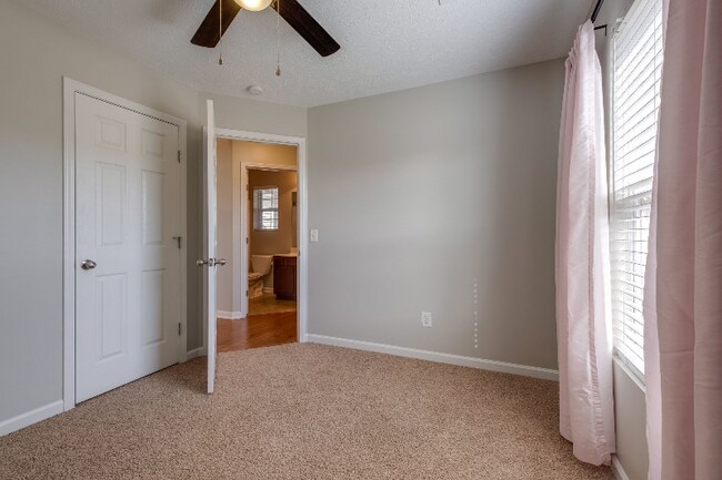 Building Photo - 103 Blossom Ct
