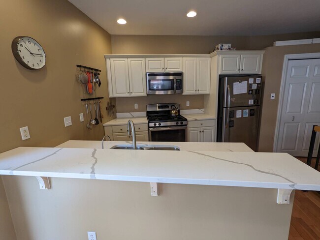 Updated kitchen w quartz counters and stainless steel appliances - 5832 Pierce St