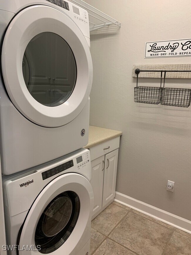 Building Photo - 6247 Ashwood Ln