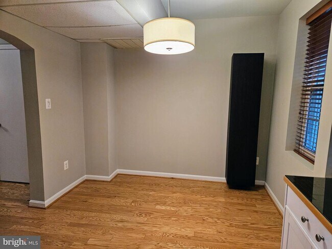 Building Photo - 1735 N Troy St