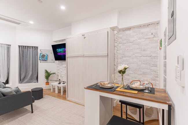 Building Photo - 631 Wilson Ave