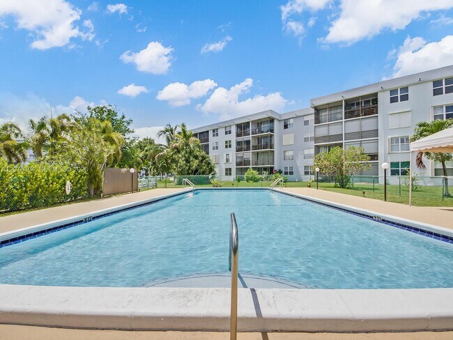 Building Photo - 108 Royal Pk Dr