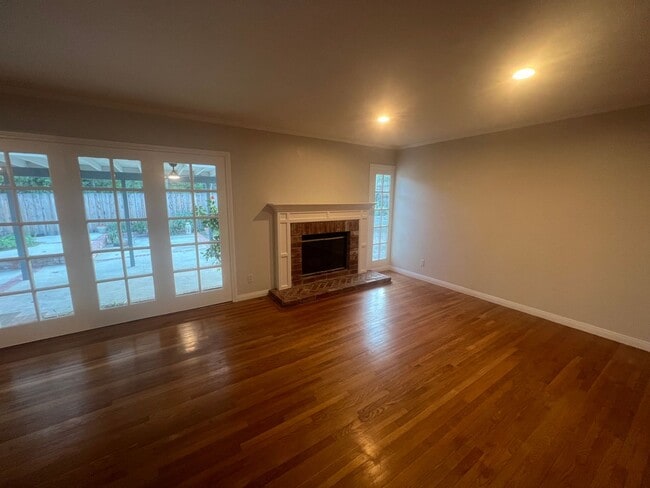 Building Photo - Spacious 3 Bedroom House with Private Gara...