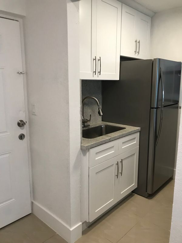 Building Photo - 142 SW 18th Ave