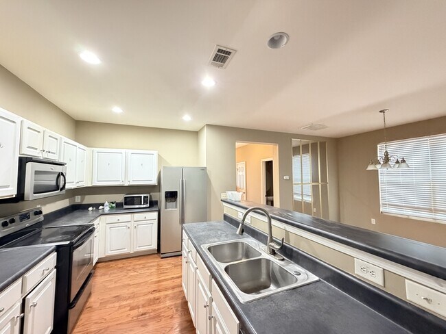 Building Photo - 3329 Fernview Dr