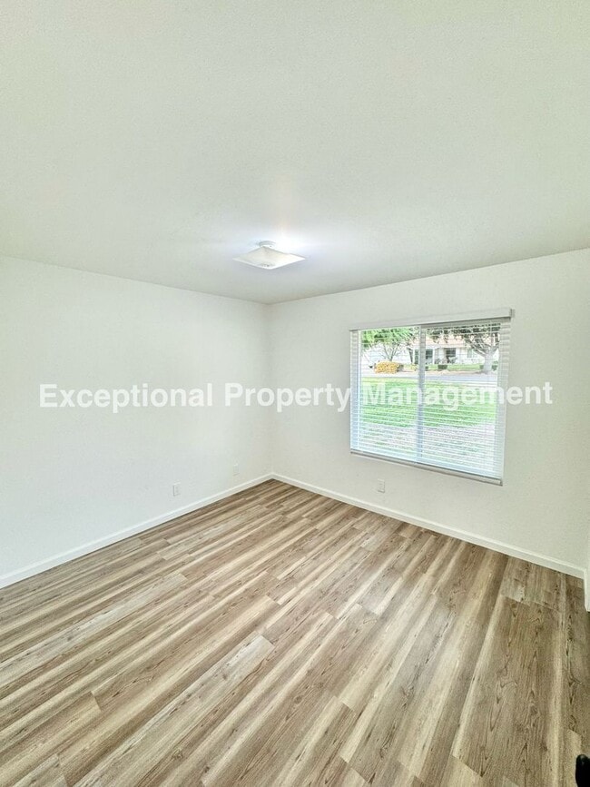 Building Photo - Great 3 bed 2 bath single story home