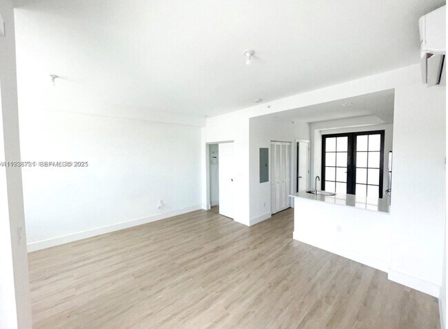 Building Photo - 4100 Davie Rd