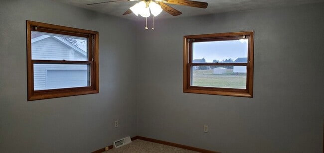 Building Photo - 728 N 2853rd Rd