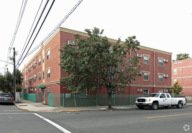 Primary Photo - Grand Reid Apartments
