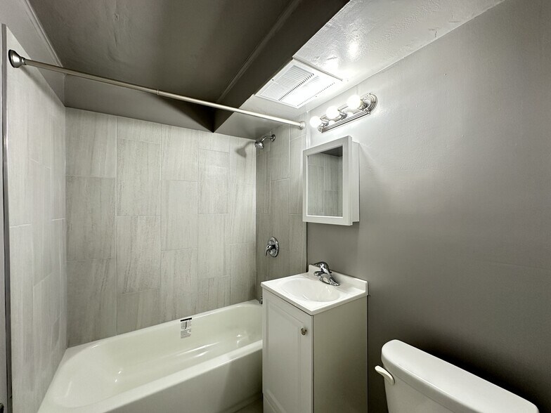 Building Photo - 9620 Ivanhoe Ave