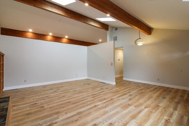 Building Photo - 5 Bed/3 Bath + an Office/Bonus Room House