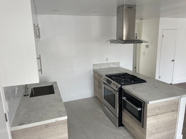 Building Photo - 2 bedrooms 1 bath home in Imperial Beach. ...