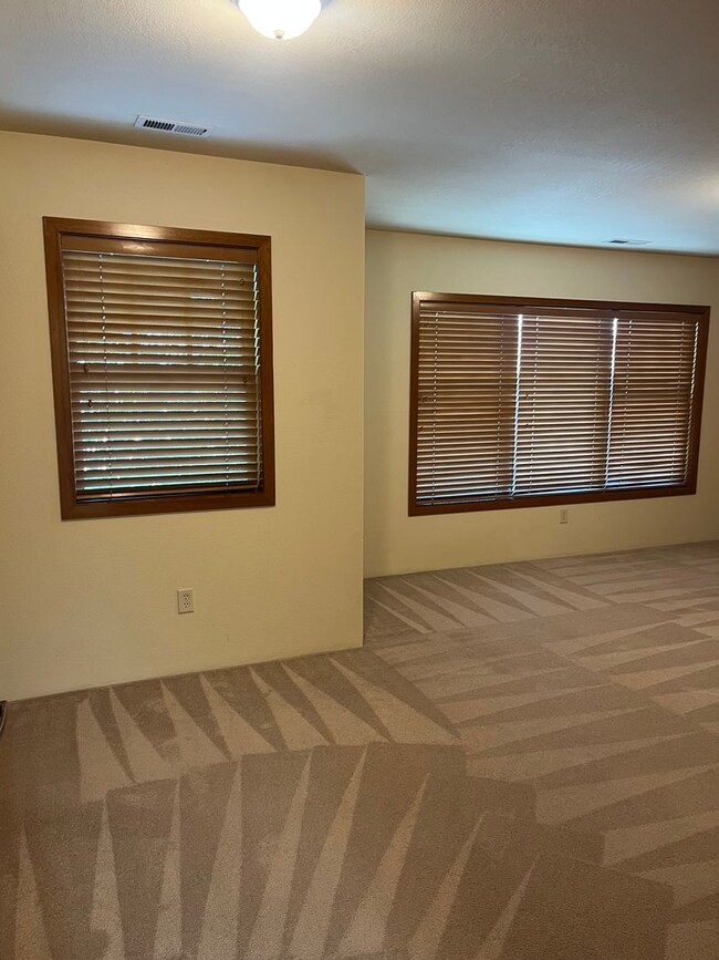 Building Photo - 3 Bedroom 2.5 Bath Townhouse