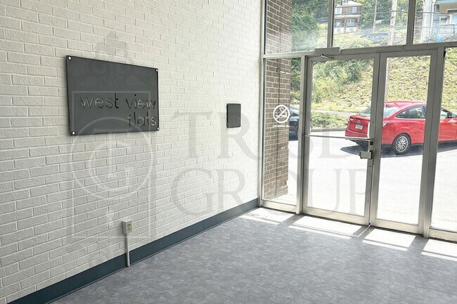 Building Photo - Move In Ready! North Hills School District-2 BR/1BA, Central AC, LVP Floors, Upgraded Kitchen, Ba...