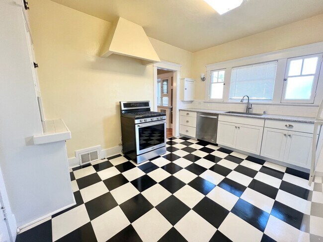 Building Photo - Charming Bluff Park Studio – Bright, Private, and Move-In Ready!