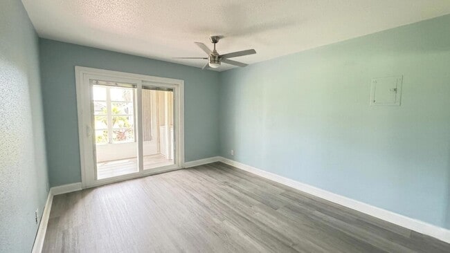 Building Photo - 220 Seville Dr