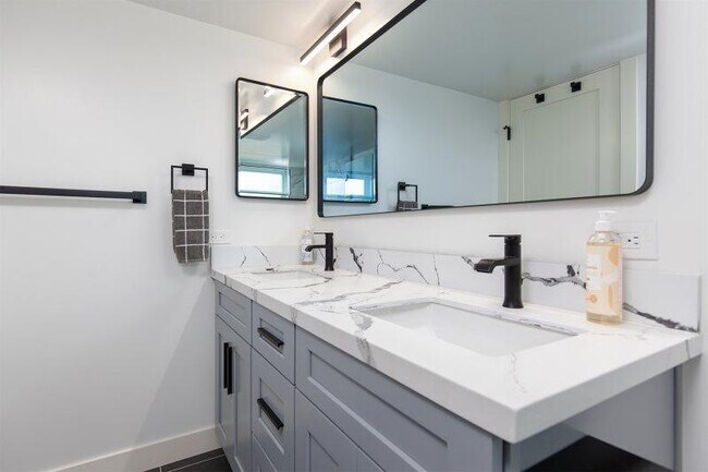 Building Photo - 823 Island Ct