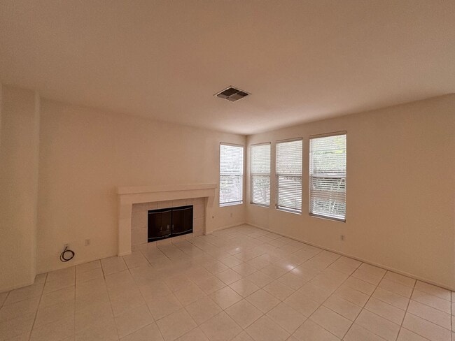 Building Photo - Great 4B/2.5BA House in Gate Community in ...
