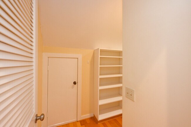 Building Photo - **PERFECTLY SITUATED TOWNHOME IN GREEN HIL...