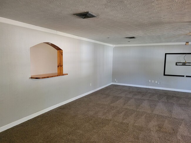 Building Photo - Spacious 4 Bedroom 2 Bath Home with Hardwo...