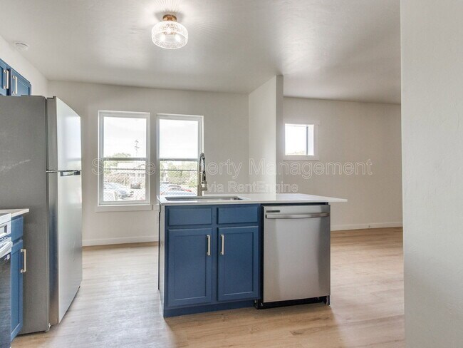 Building Photo - 814 W Hill St