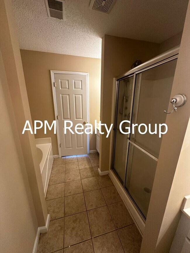 Building Photo - Spacious & Inviting Home Perfect for Comfortable Everyday Living