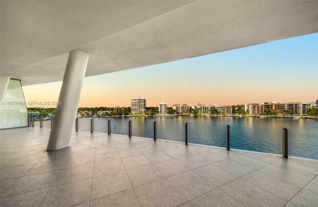 Building Photo - 5 Grove Isle Dr