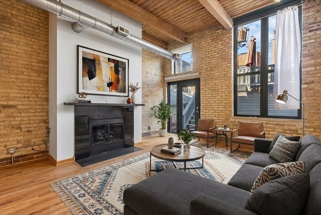 Building Photo - 1140 W Cornelia Ave