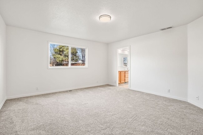 Building Photo - 3bd/2ba Home on Large Private Lot in Estab...