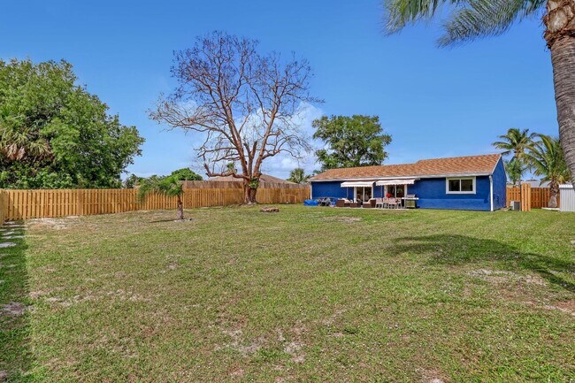 Building Photo - 2055 SE West Dunbrooke Cir