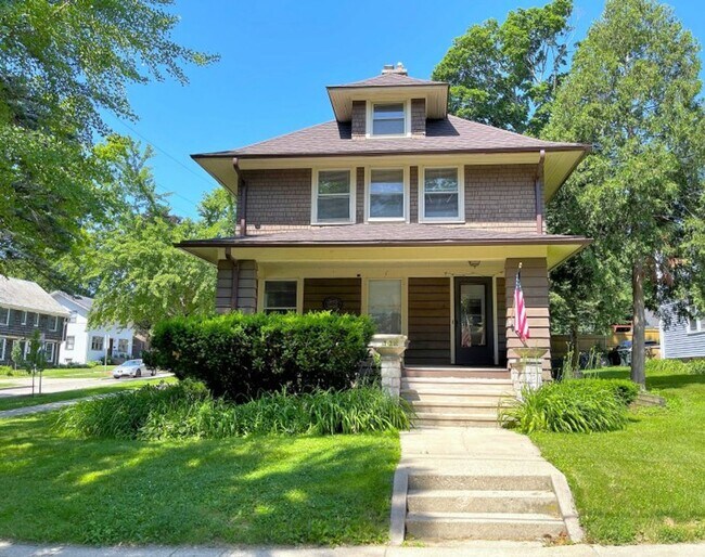 Building Photo - 128 Lathrop St